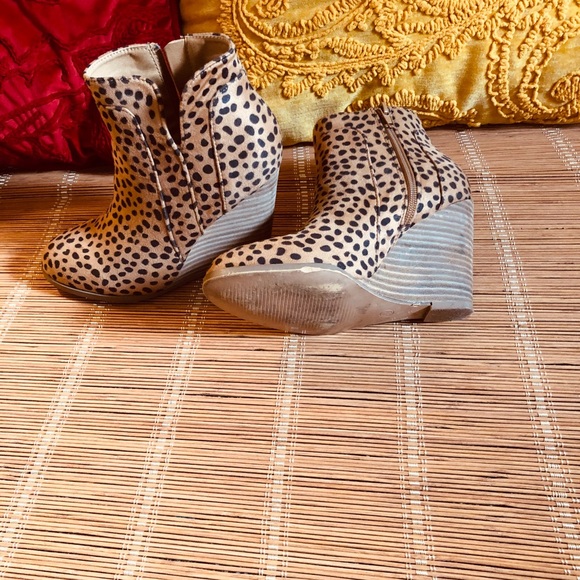 Sold!!!⭐️Leopard Print Wedged Booties ⭐️ - Picture 3 of 7
